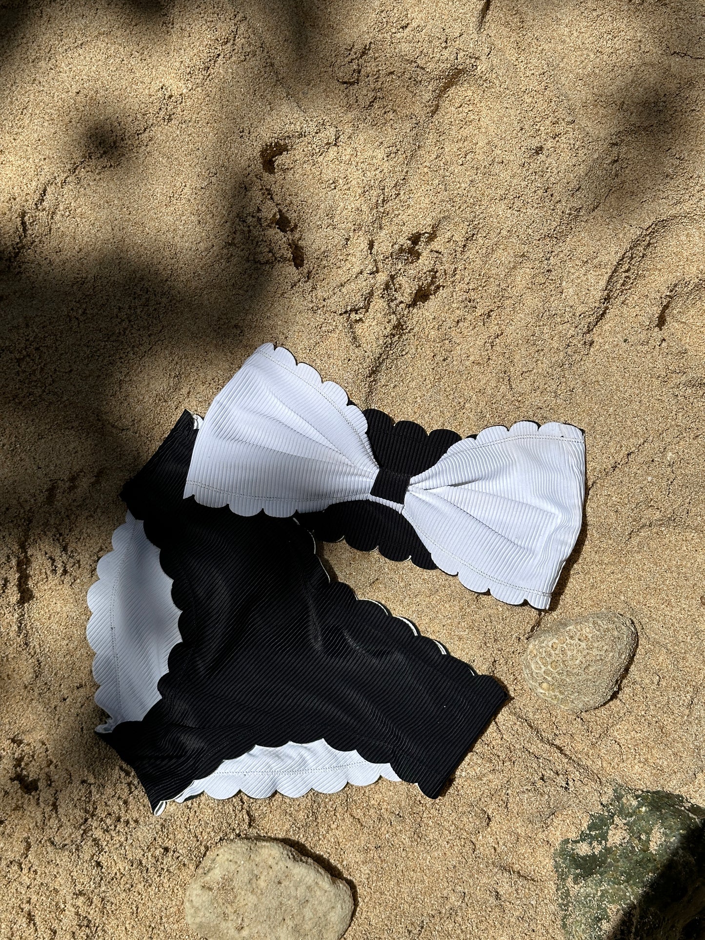 Black & White Scallop Bandeau Reversible Bikini Top